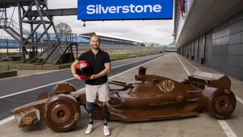 350 kiloqramlıq şokoladdan hazırlanmış F1 avtomobili