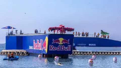 Yumoş və Red Bull-dan rəngli əməkdaşlıq: “Yumoş Airlines” uçuşa keçdi