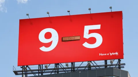 KitKat kreativ kampaniya ilə insanlara fasilə verməyi xatırladır