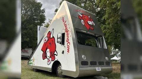 The Laughing Cow-dan pendir formasında qeyri-adi yük maşını