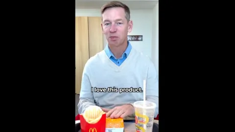 McDonald’s CEO-su öz burgerini yeməkdə çətinlik çəkdi: viral video sosial mediada müzakirə mövzusu oldu