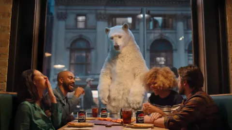 Pepsi-nin son reklamında Coca-Cola ayısı brendini dəyişir