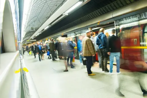 Magnum-un şokolad qoxulu reklamı London metrosunda mübahisə yaratdı